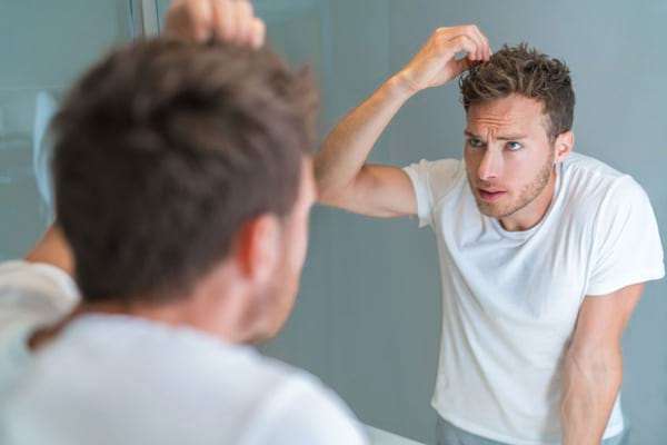 Pajzsmirigy túlműködés tünetei többek között a hajhullás és a testszőrzet elvesztése